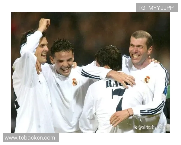 足球明星精彩瞬间双人合照高清呈现球场魅力与友谊的完美结合 足球明星精彩瞬间双人合照高清呈现球场魅力与友谊的完美结合