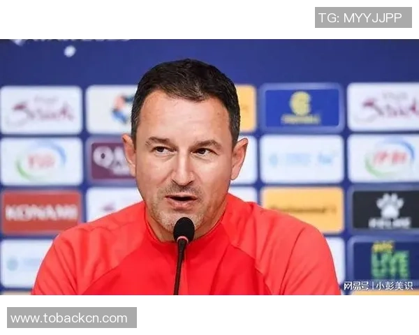 足球明星意外遭遇尴尬瞬间掏裆事件引发球迷热议与媒体关注